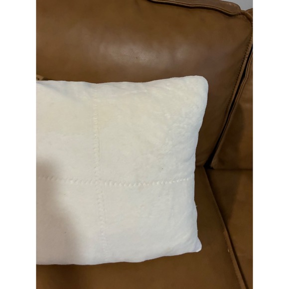 UGG Sherpa Throw Pillow White Daisy Flower Applique Square Plush Accent - Picture 6 of 6